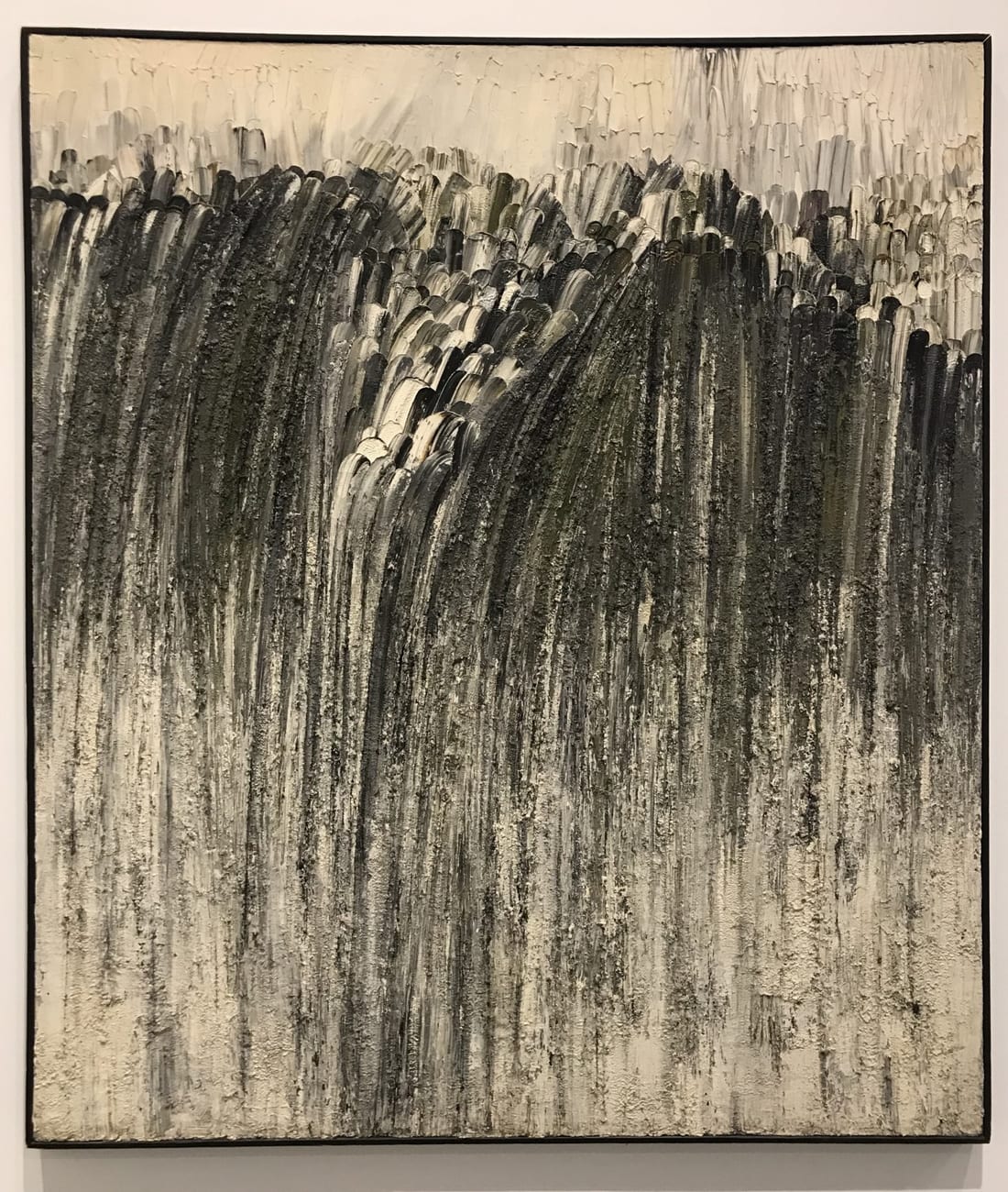 Fotografía de una obra abstracta en tonos negros y marfil, utilizada en el blog Pensadero de Julián